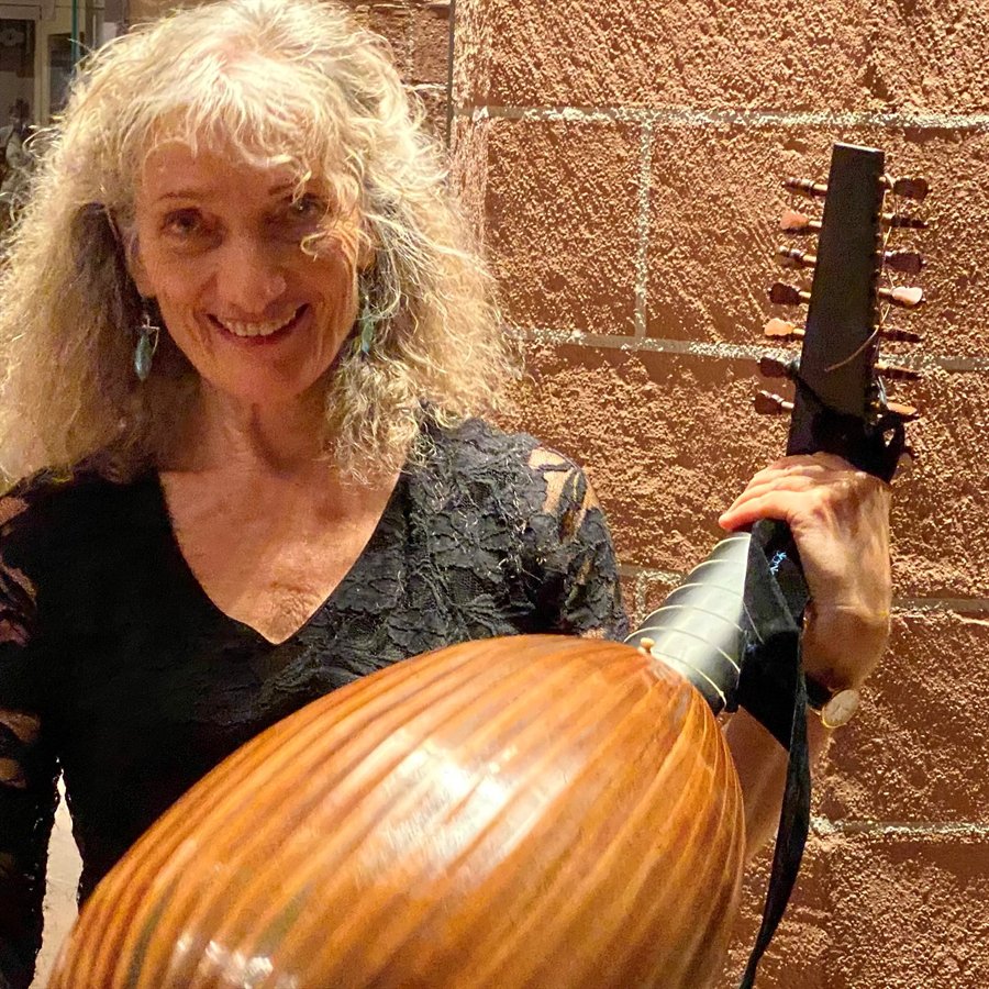 Sigrun Richter mit ihrer Laute